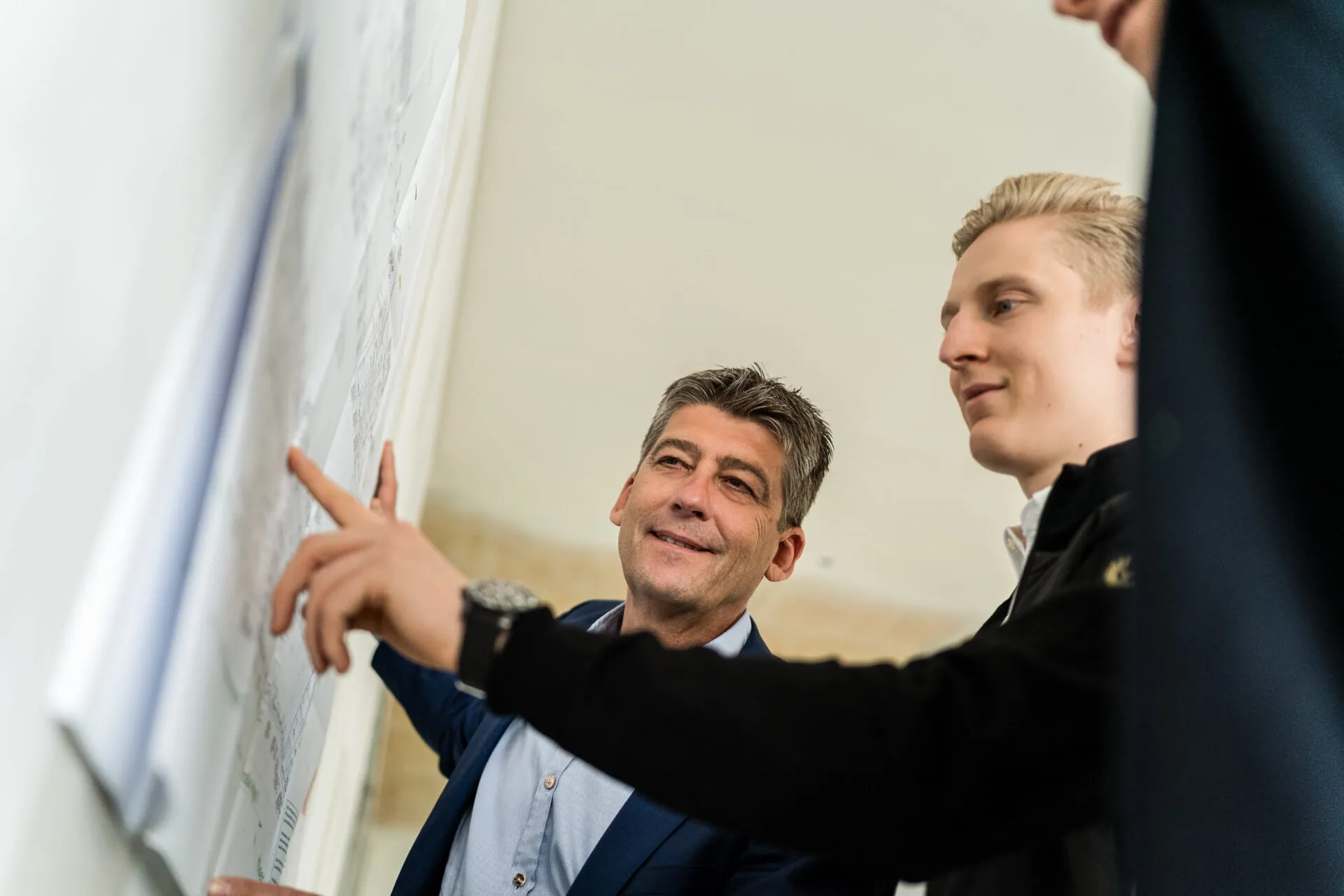 Ingenieur von Heidemann im Planungsgespräch mit Kunden