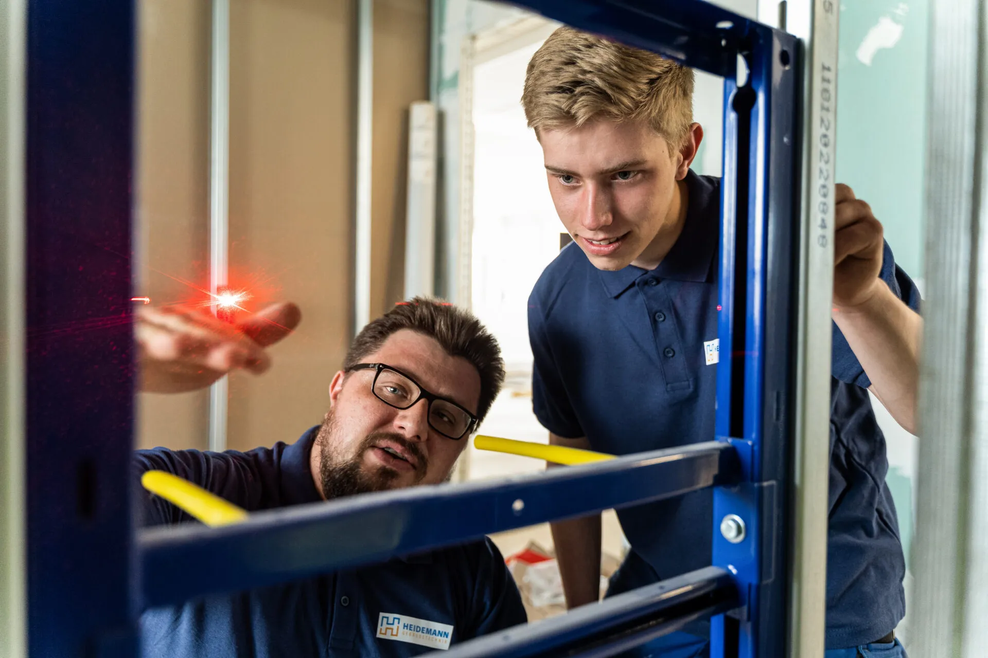 Team von Heidemann Gebäudetechnik gemeinsam auf der Baustelle